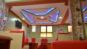 Breakfast, lunch, dinner served; local and international cuisine