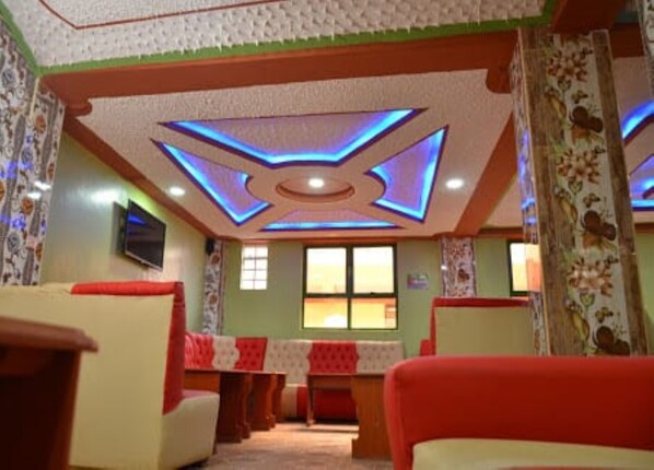 Se sirven desayunos, almuerzos, cenas y cocina local e internacional