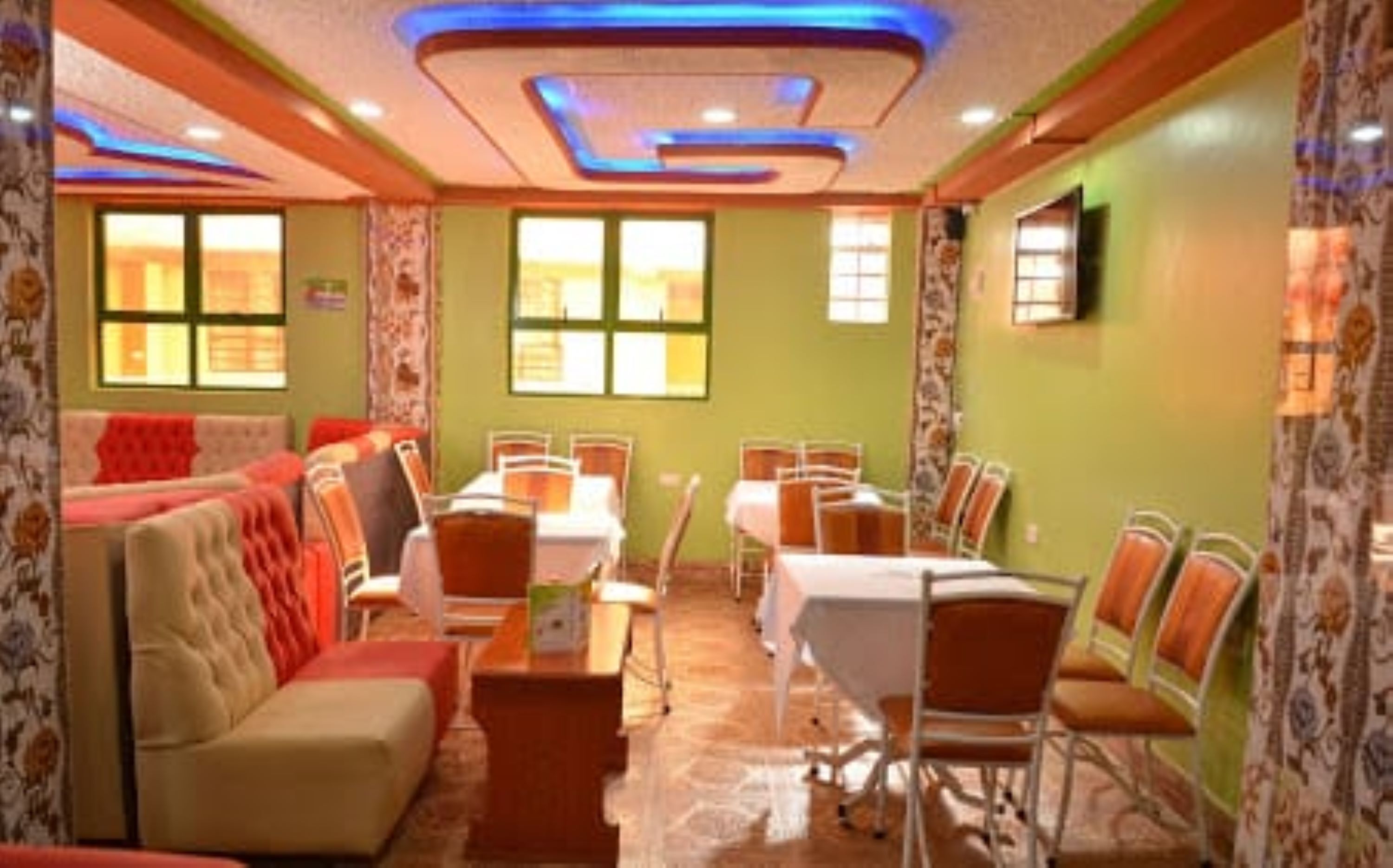 Phục vụ bữa sáng, bữa trưa, bữa tối, món địa phương và quốc tế 