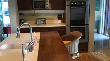 Mikroaaltouuni, astianpesukone, kahvin-/teenkeitin