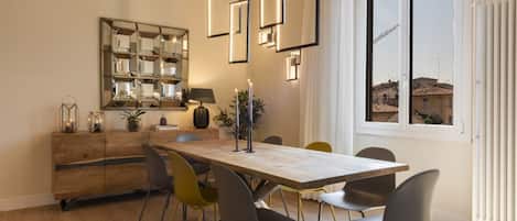 Appartement, 4 chambres | Restauration dans la chambre