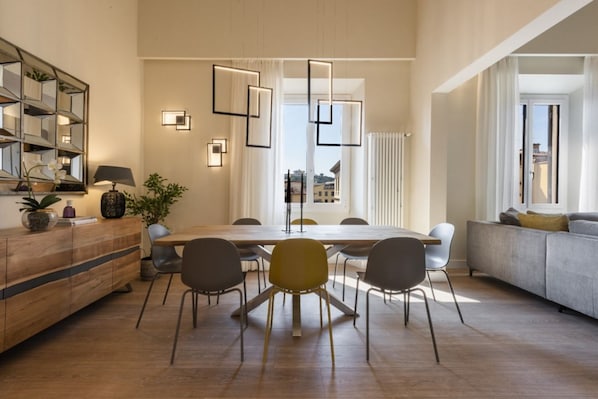 Apartment, 4 Bedrooms | In-room dining