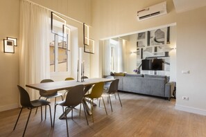 Apartment, 4 Bedrooms | In-room dining