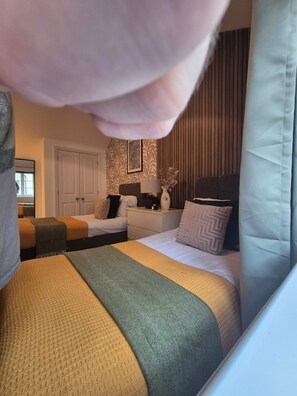 2 habitaciones, tabla de planchar con plancha y internet gratis 