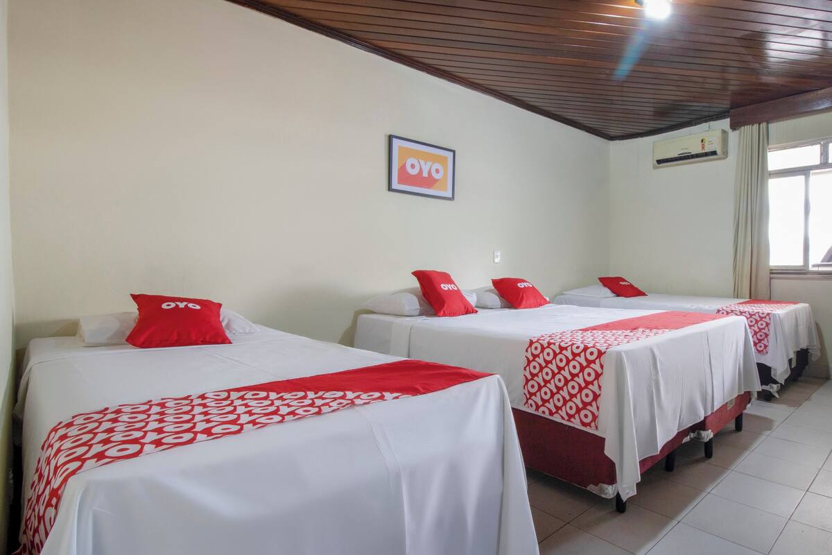 Minibar, free WiFi, bed sheets