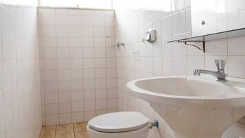 Quarto (Individual) | Banheiro | Chuveiro, produtos de toalete grátis, toalhas de banho