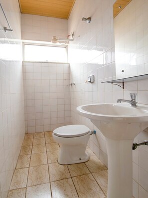 Room (Individual) | Bathroom | Shower, free toiletries, towels