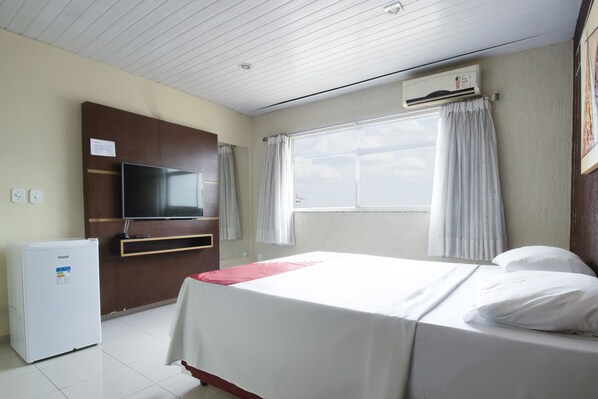 迷你吧、免费 WiFi、床单