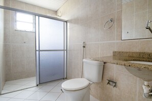 Shower, free toiletries, towels
