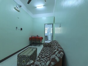 Standard-Apartment, 2 Schlafzimmer | Wohnzimmer | 32-Zoll-Flachbildfernseher mit Kabelempfang, Fernseher