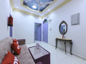 Departamento estándar, 1 habitación | Sala de estar | Televisión de pantalla plana de 32 pulgadas con canales por cable