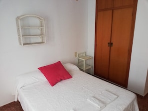 3 bedrooms, iron/ironing board, bed sheets