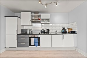 Kühlschrank, Mikrowelle, Ofen, Herdplatte