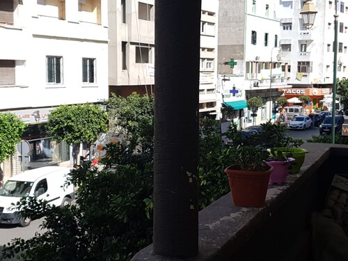 Schönes geräumiges möbliertes Zimmer zu vermieten. Nur für Frauen oder Paare