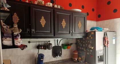 Belle chambre spacieuse et meublée à louer. Pour les femmes ou les couples seulement