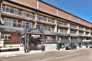 Een meerhoog hotel met een bordje voor Treasure Mountain Inn.