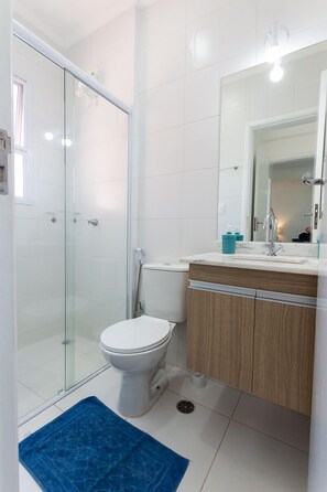 Chuveiro, secador de cabelo, papel higiênico