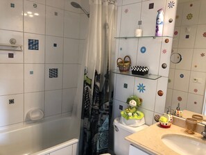 Comfort-Apartment | Badezimmer | Dusche, Handtücher
