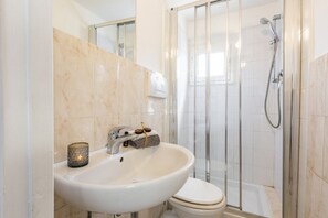 Appartement, 1 chambre | Salle de bain | Douche, douche cascade, séchoir à cheveux, bidet
