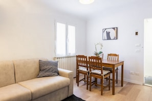 Appartement, 1 chambre | Salle de séjour | Téléviseur