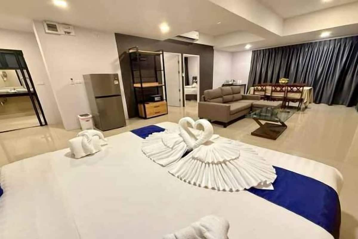 Cofres nos quartos, escrivaninha, espaço de trabalho para notebook