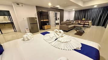 Habitación cuádruple familiar | Zona de estar | Una televisión, un reproductor de DVD