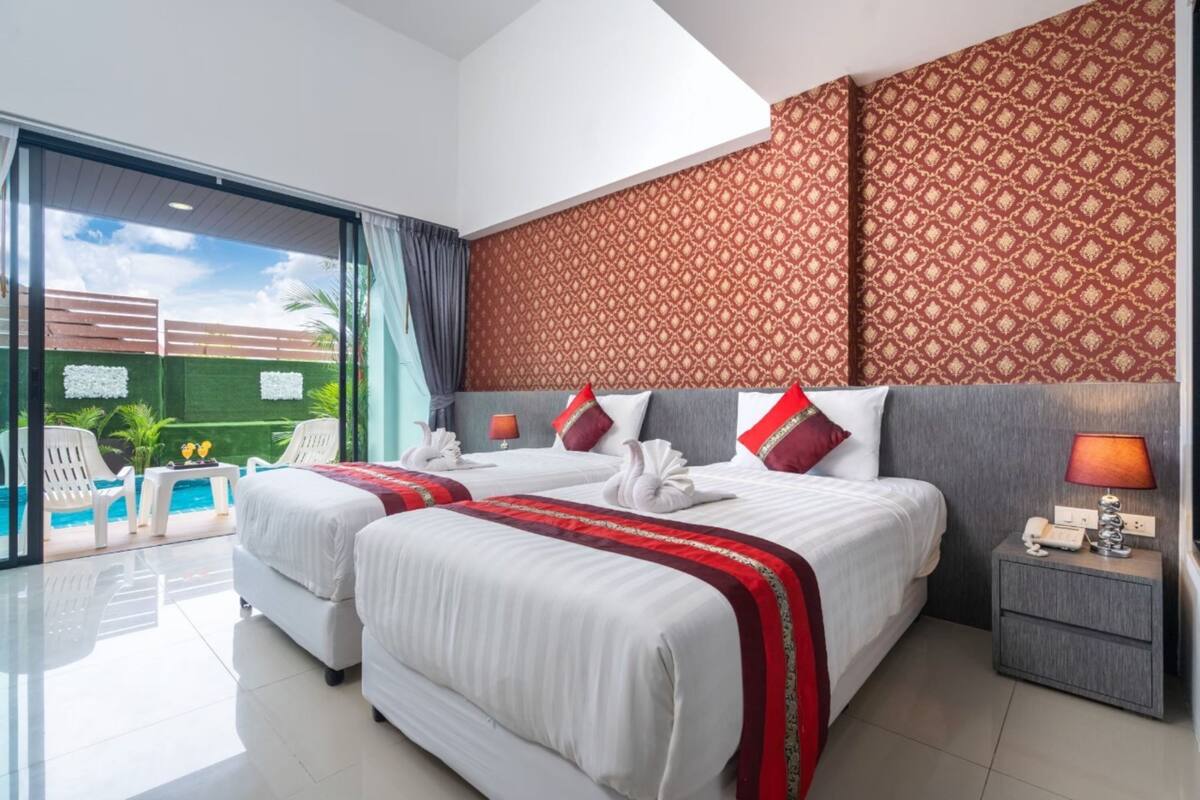 Habitación de hotel con dos camas, un balcón con piscina y una pared con diseño.