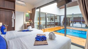 Habitación de hotel con dos camas, un ventanal grande y vistas a una piscina al aire libre.