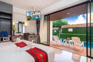 2 Bedroom Family Pool Access Room | Caja fuerte, escritorio, espacio para trabajar con un portátil