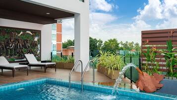 Utomhuspool med öppettider 06.00 till 22.00, och solstolar