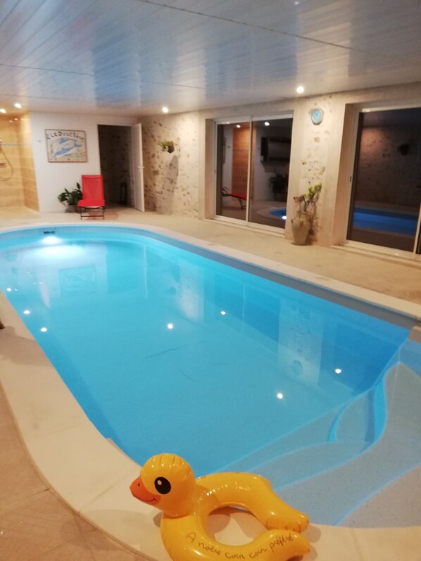 Piscine couverte, accès possible de 15 h 00 à 22 h 00, chaises longues