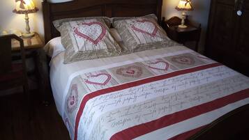 Comfort Room (Landaise) | Individually decorated, individually furnished, laptop workspace