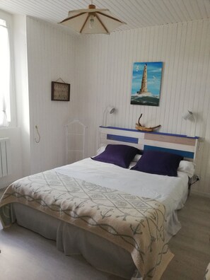 舒適雙人或雙床房 (Marine) | 獨特裝潢、布置獨特、筆電工作空間、免費無線上網