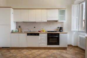 Refrigerador con freezer, microondas, horno, placa de cocina