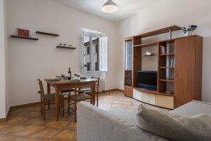 Apartment, 2 Schlafzimmer | Wohnbereich | Fernseher