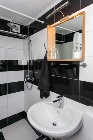 Shower, hair dryer, towels, shampoo - Apartments Heart of Dubrovnik (Dubrovnik)