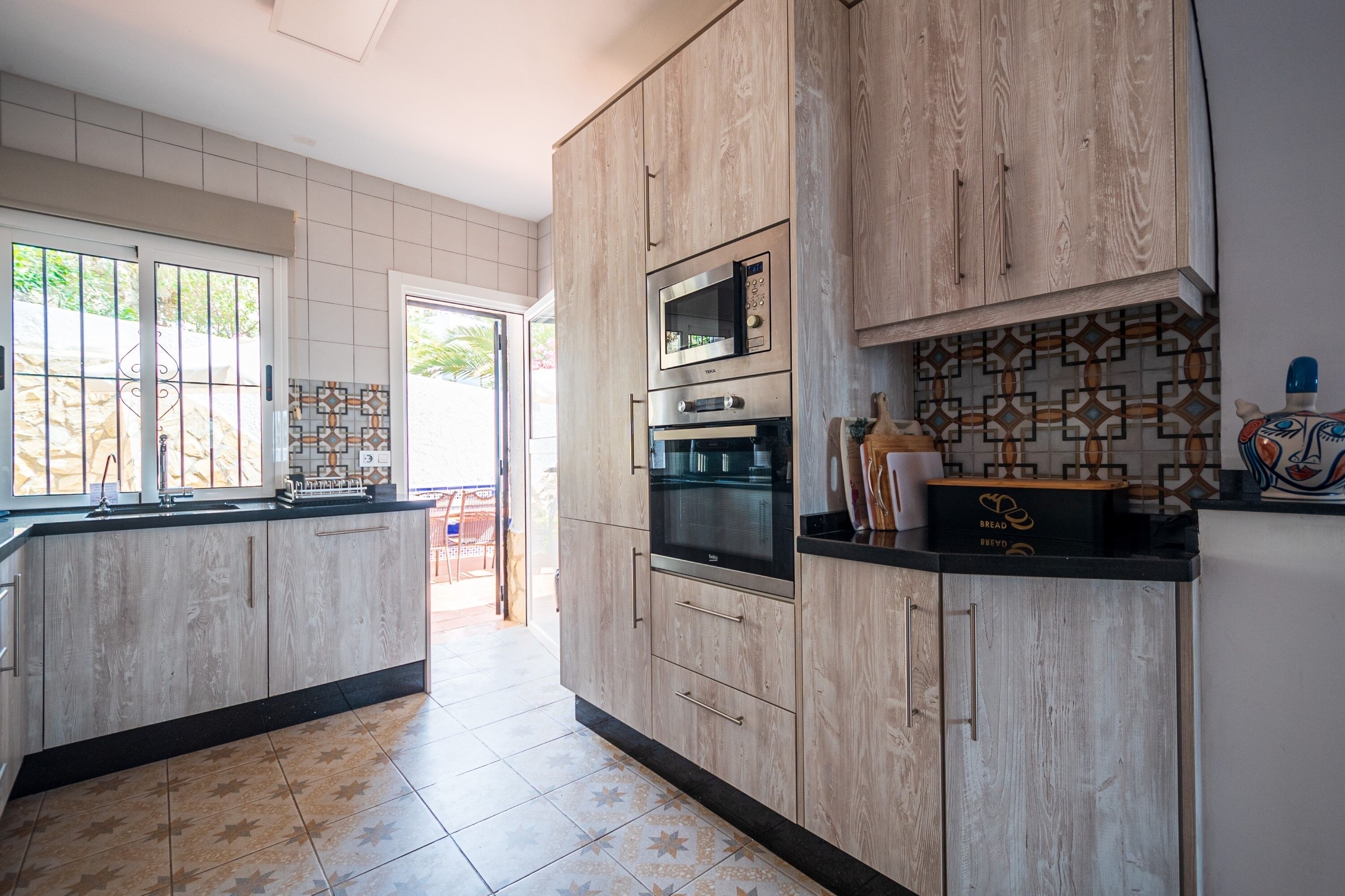 PRIVATE VILLA WITH STUNNING SEA VIEWS, HEATED POOL, 5 MINS WALK TO THE BEACH 🌊 