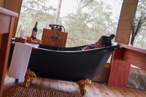 ลักซ์ชัวรี่เต็นท์ | อ่างอาบน้ำแบบแช่ตัว