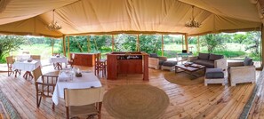 Aamiainen, paikallinen ja kansainvälinen keittiö, näkymät puutarhaan 