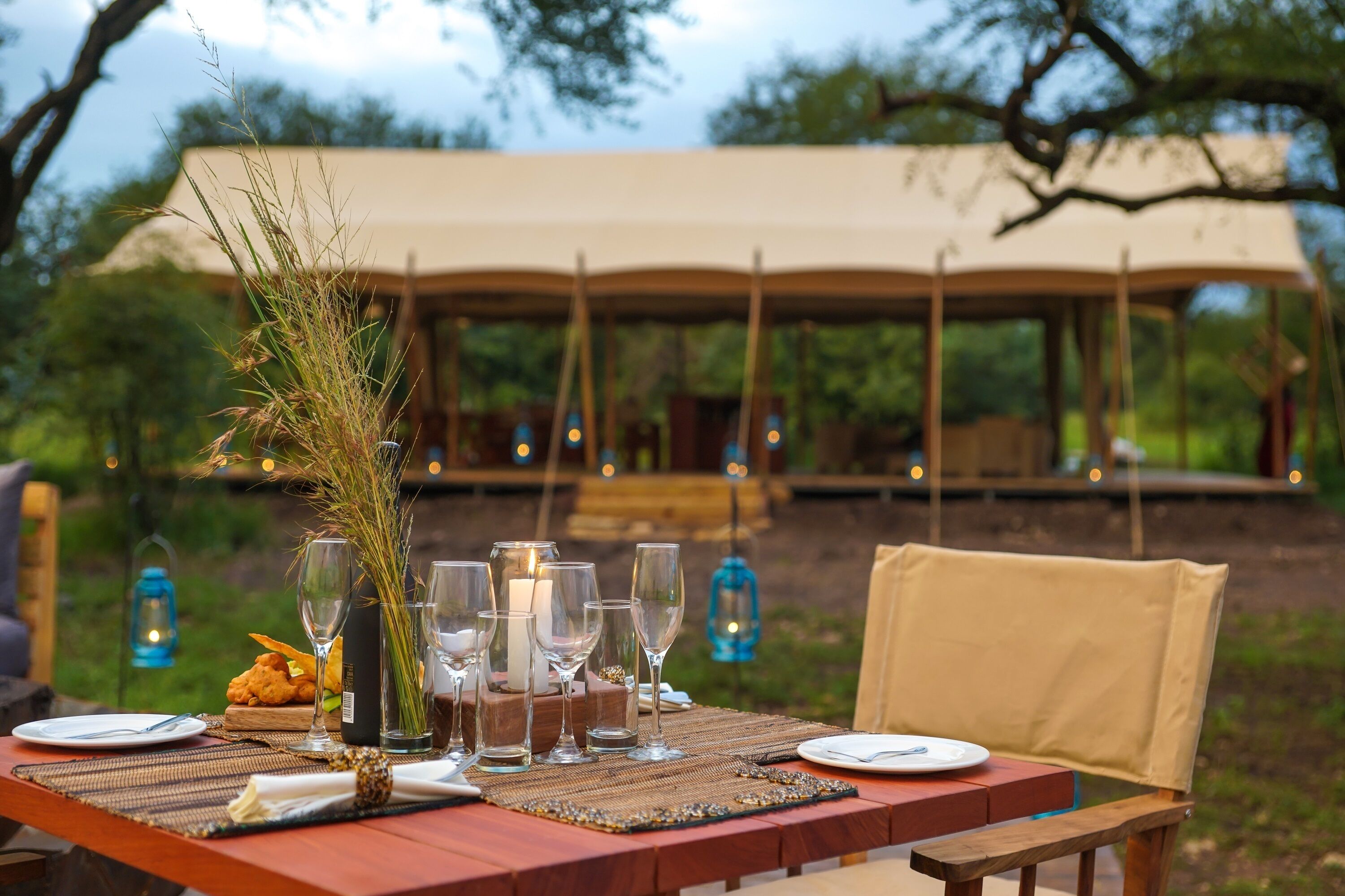 Frukost och lunch serveras, med utsikt mot trädgården 