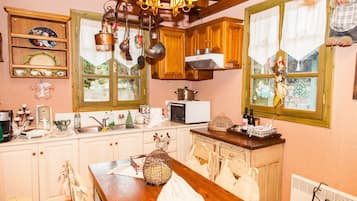 Apartment, 3 Bedrooms | Dapur peribadi | Peti sejuk/penyejuk beku saiz penuh, ketuhar gelombang mikro, ketuhar