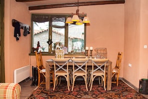 Apartment, 3 Bedrooms | In-room dining