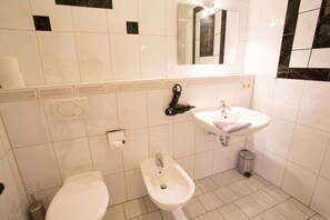 Camera quadrupla | Bagno | Doccia, asciugamani