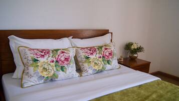 Standard Triple Room | Soundproofing, cribs/infant beds, free WiFi, bed sheets