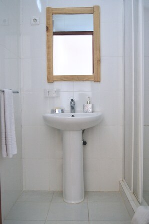 Soundproofing, cots/infant beds, free WiFi, bed sheets - Sao Pedro Guesthouse (São Tomé)