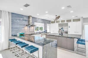 Fridge, microwave, stovetop, dishwasher - W10 - 4 Bedroom Sombrero Isle Beauty on Crystal Lagoon! (Marathon)