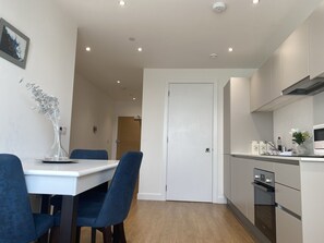 Căn hộ Cao cấp, phù hợp cho người khuyết tật, phòng tắm riêng (2 Bed Room Luxury Apartme) | Bếp riêng