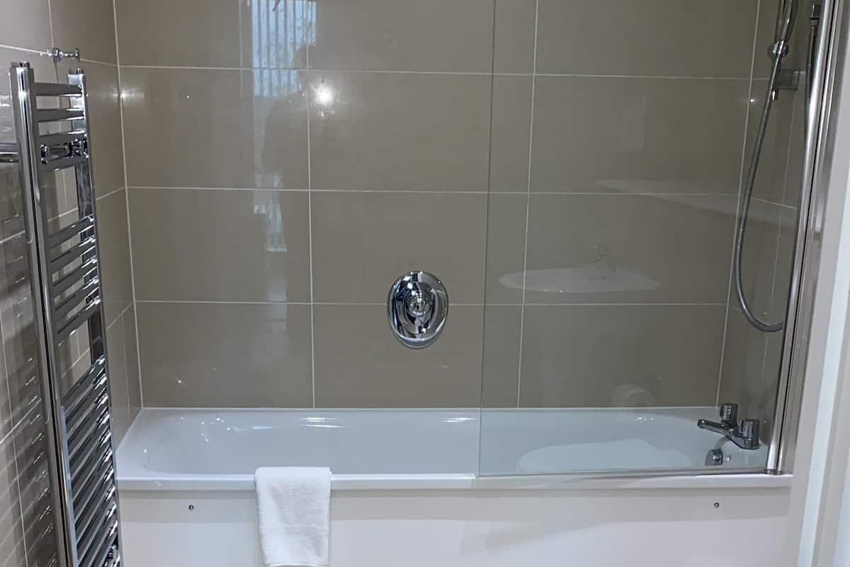 Executive Apartment, Accessible, Private Bathroom | Bathroom
