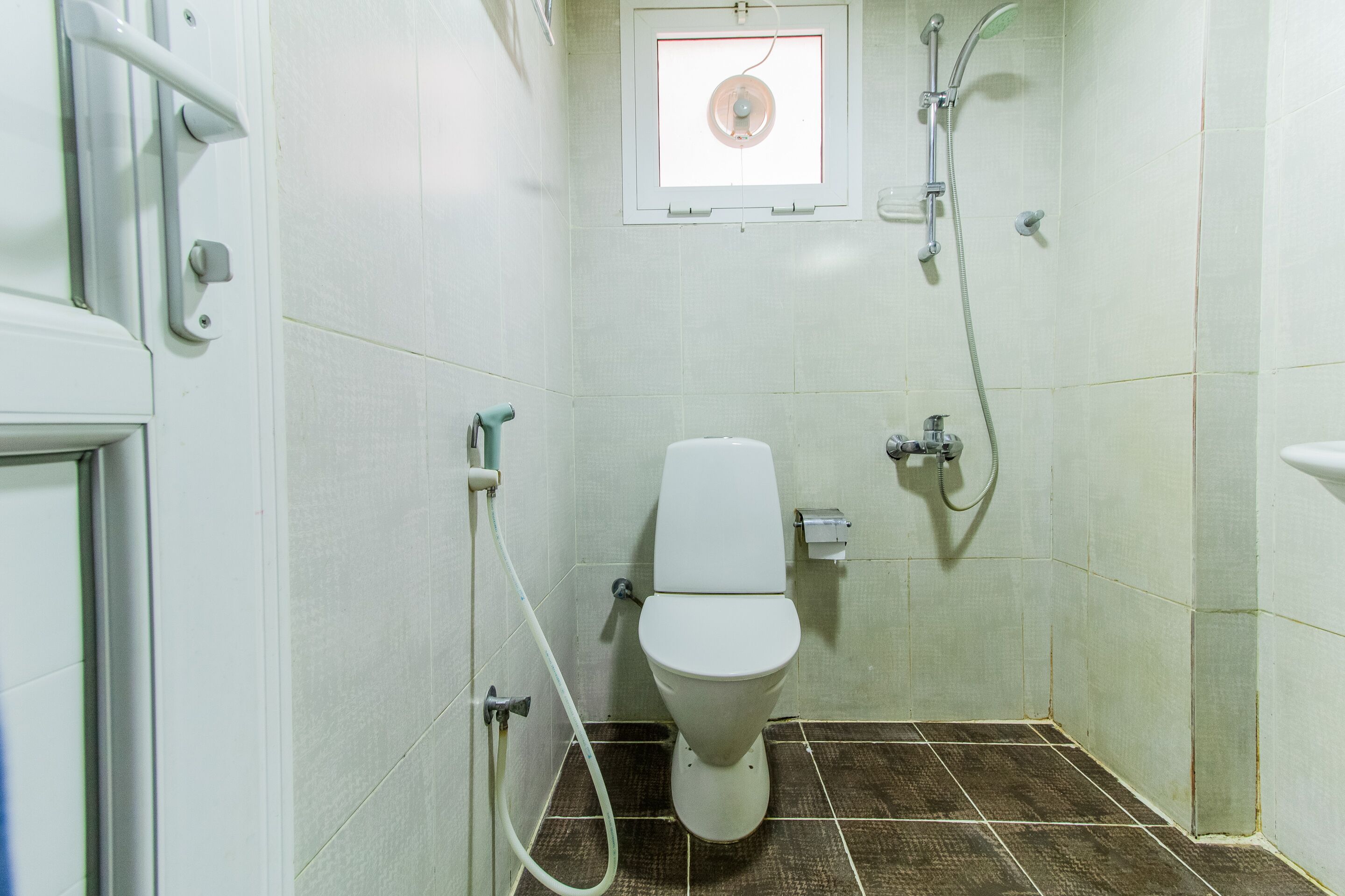 standard double room | bathroom | shower, towels, toilet paper