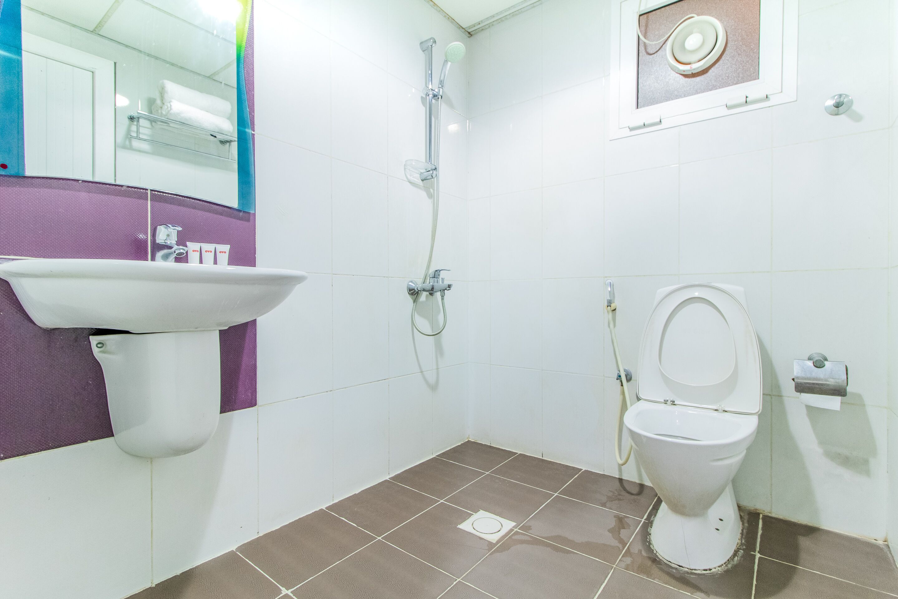 standard apartment, 1 bedroom | bathroom | shower, towels, toilet paper